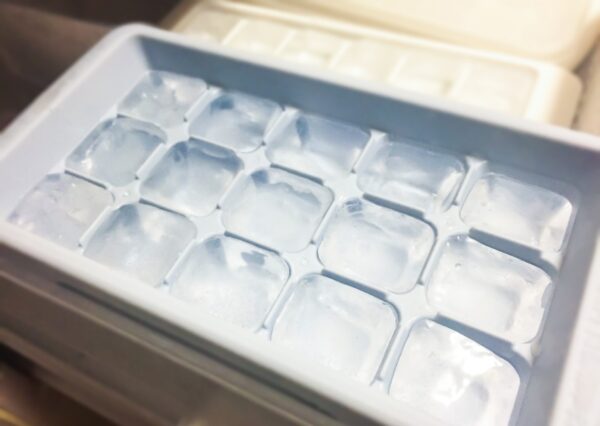 ウォーターサーバーの水で氷を作る場合は製氷皿を使う