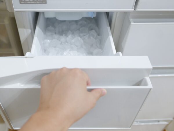 ウォーターサーバーの水で氷を作る場合は冷蔵庫の自動製氷機は使わない