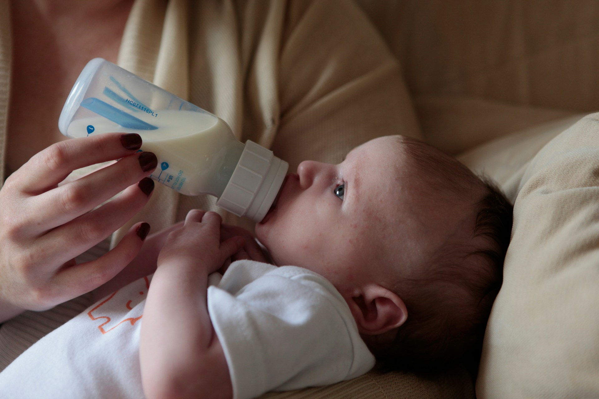 赤ちゃんにあげるミルクの量の目安は？飲まない時の対処方法も紹介