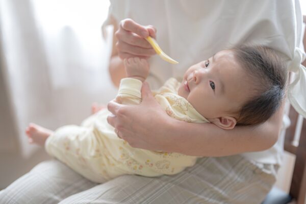 赤ちゃんに水分補給させるときの方法はスプーンで与える